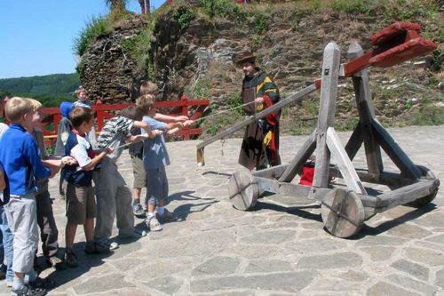 Katapultschiessen für Kinder auf dem Rampenturm der Ehrenburg