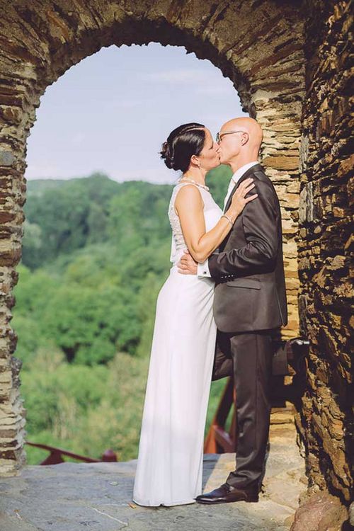 Ein Brautpaar küsst sich auf der Ehrenburg